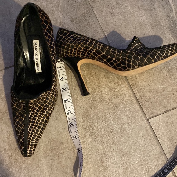 Manolo Blahnik Animal Print Black and White Pointed Toe Heels Size 7.5 (38) - Picture 5 of 6
